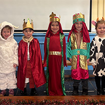 Plant Ysgol Pentreuchaf yn cymrhyd rhan mewn Gwasanaeth Nadolig yr Ysgol