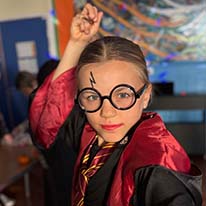 Plentyn wedi gwisgo fynu fel Harry Potter ar gyfer Disco Calan Gaeaf Ysgol Pentreuchaf