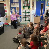 Plant Ysgol Pentreucaf yn cael sesiwn Carys Ofalus yn y dosbarth