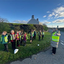 Plant Ysgol Pentreuchaf yn cael gwers o sut o groesi lon