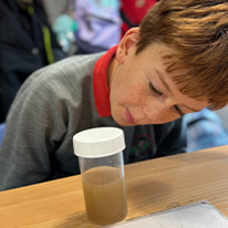 Plant Ysgol Pentreuchaf yn dysgu sut i glanhau dwr bydr